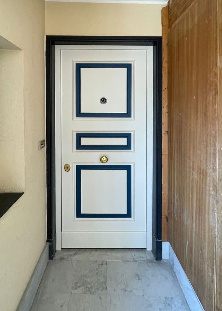 porta blindata bianca e blu