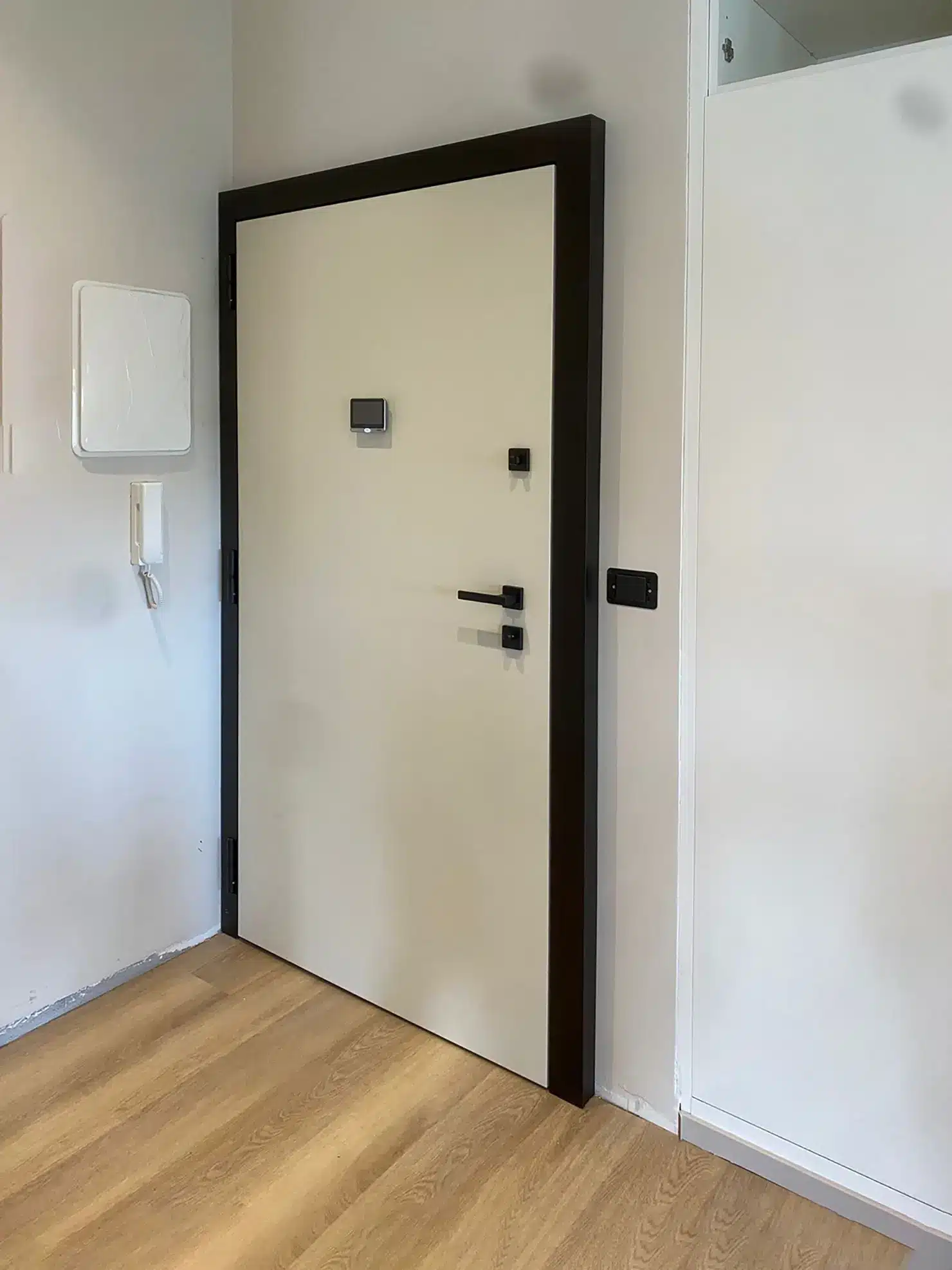 porta blindata con coprifili neri