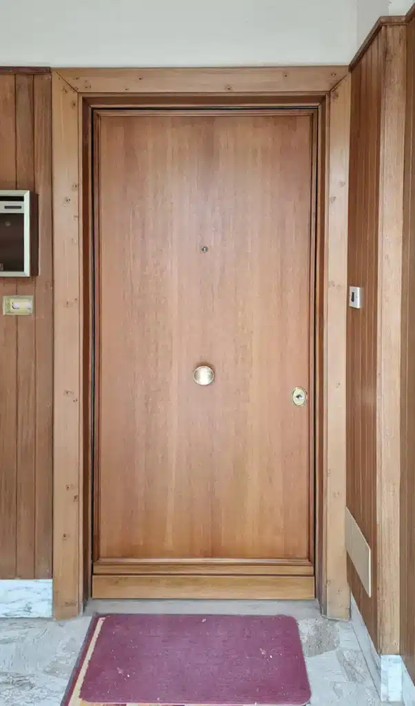 porta blindata con pannello in legno per condominio
