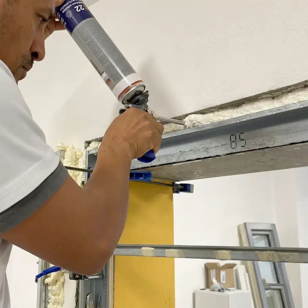 installazione porta blindata con schiuma