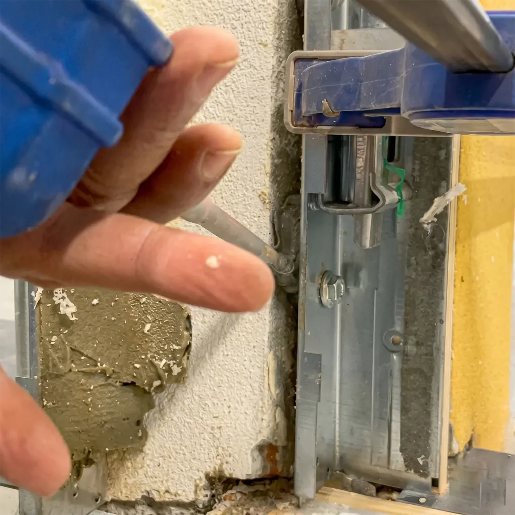 montaggio controtelaio di una porta blindata
