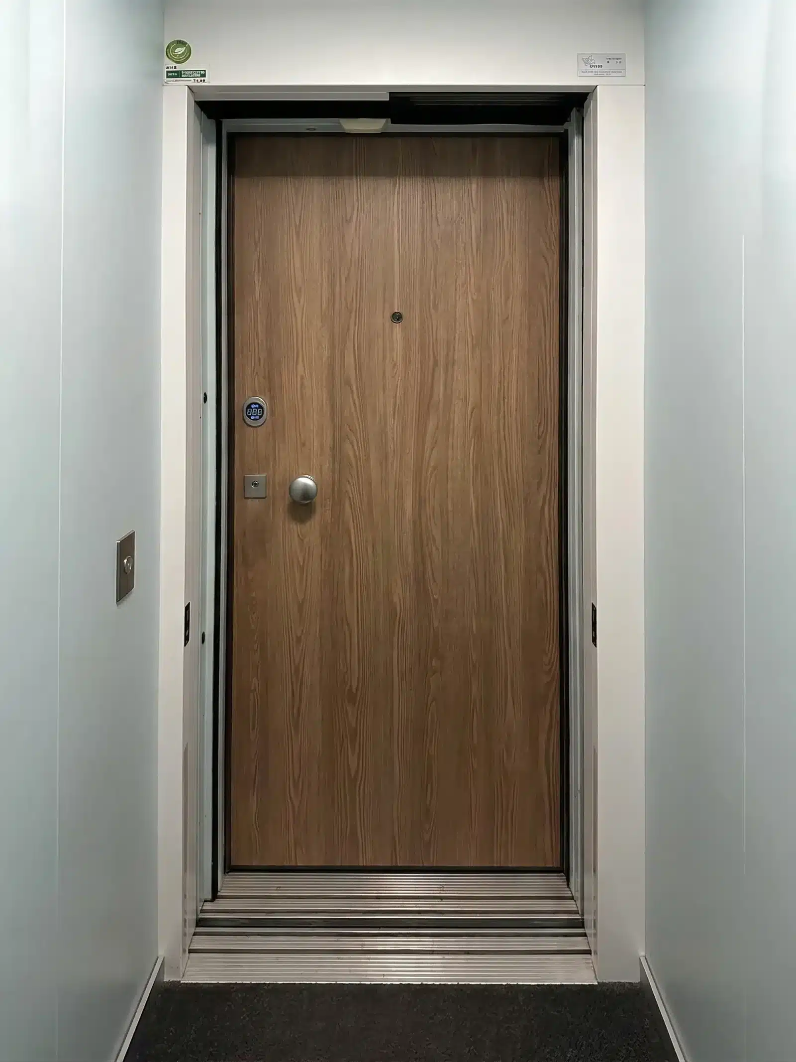 porta blindata su pianerottolo condominiale, dove avviene un furto in appartamento su tre