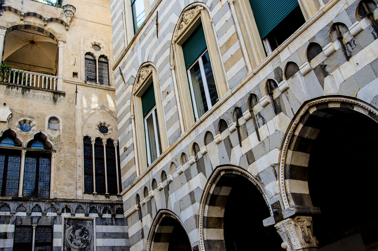 porte blindate nei palazzi storici di genova facciata in marmo bianco e nero