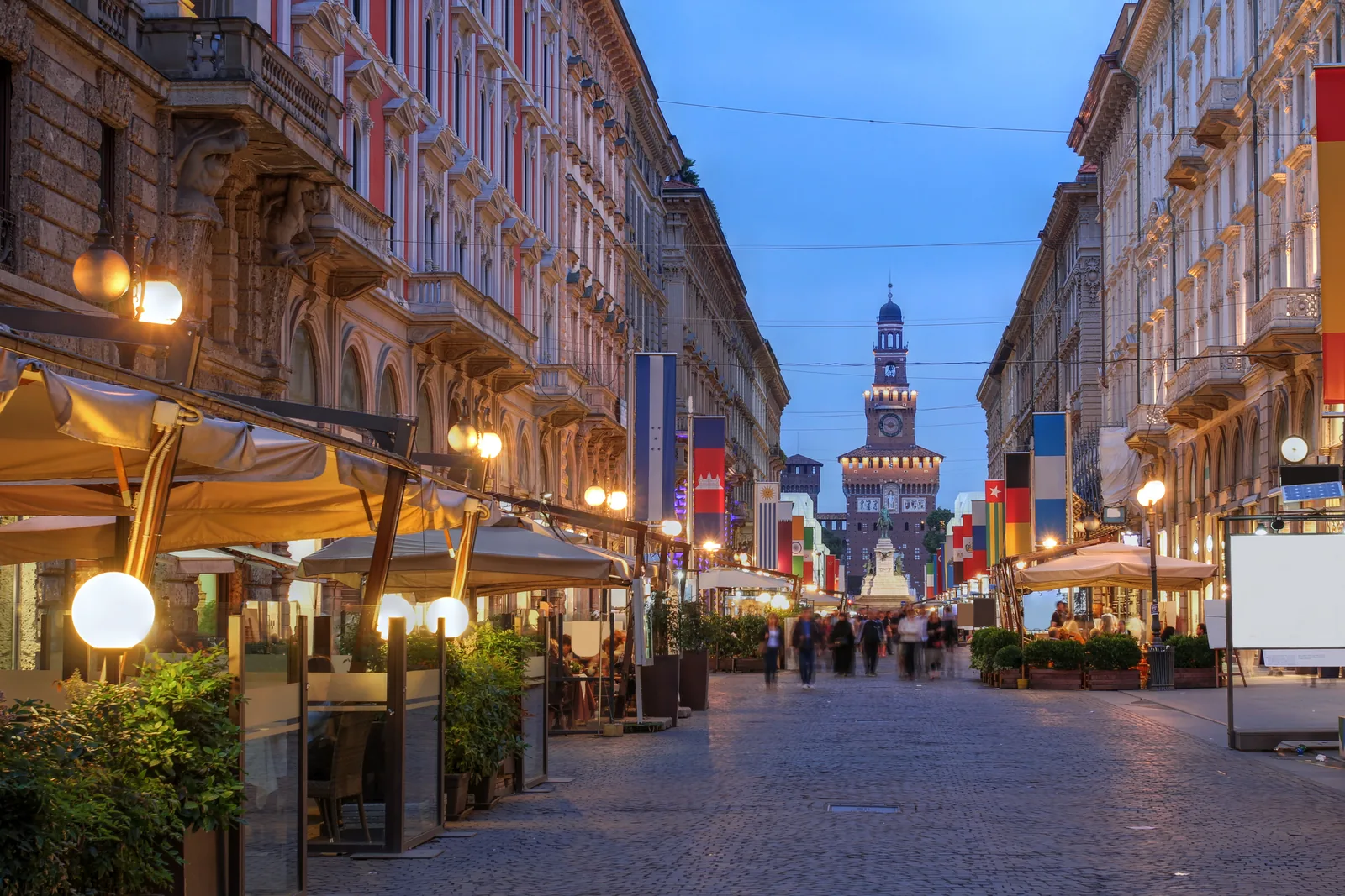 porte blindate nei palazzi storici di milano una via del centro verso il castello sforzesco