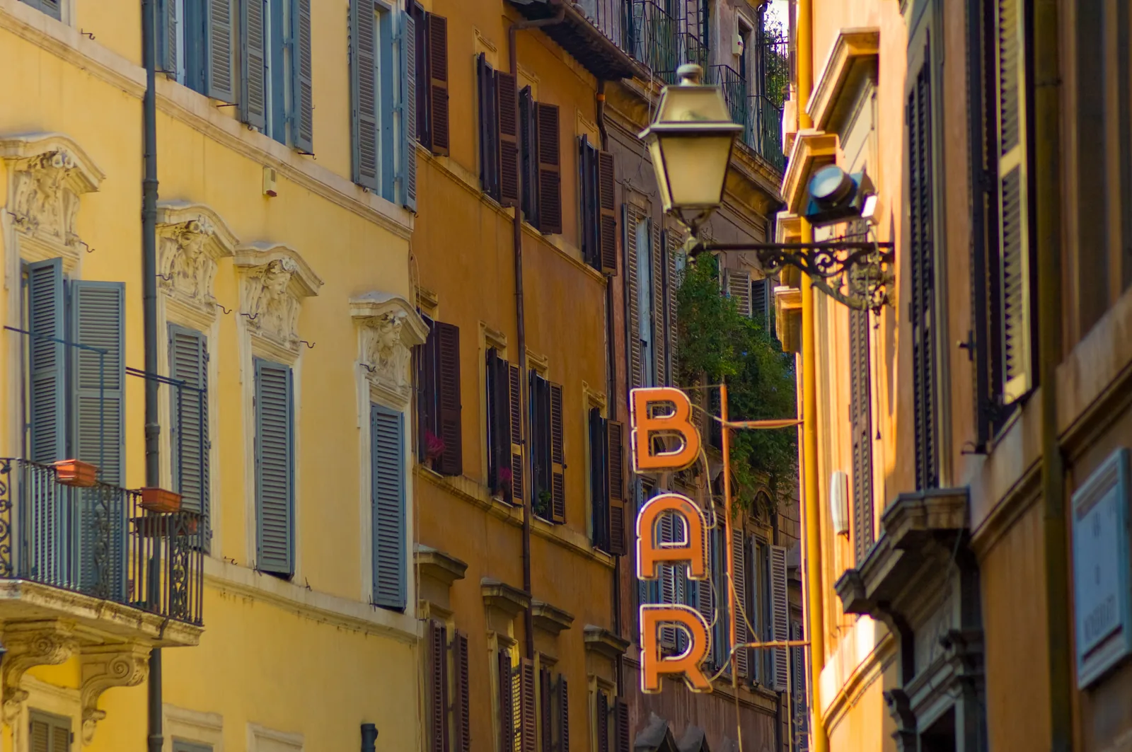 porte blindate nei palazzi storici di roma facciate con persiane e balconcini in ferro