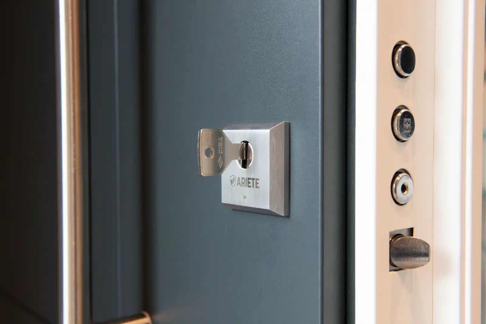 defender ariete che protegge la porta quando entrano i ladri